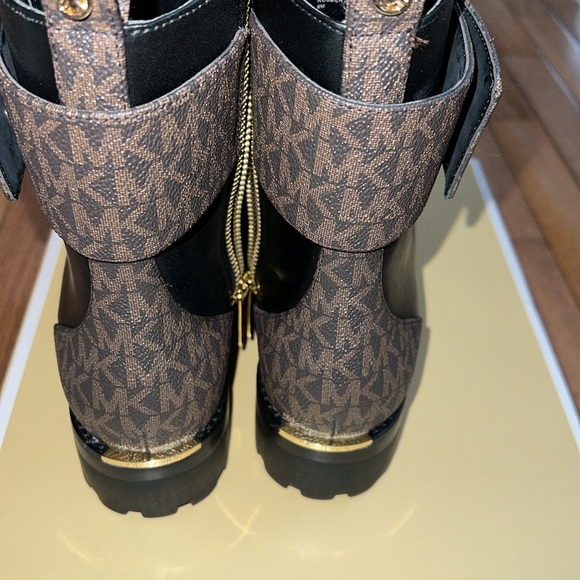 Michael Kors Women’s Tatum combat Lace-Up Boot - Picture 5 of 12